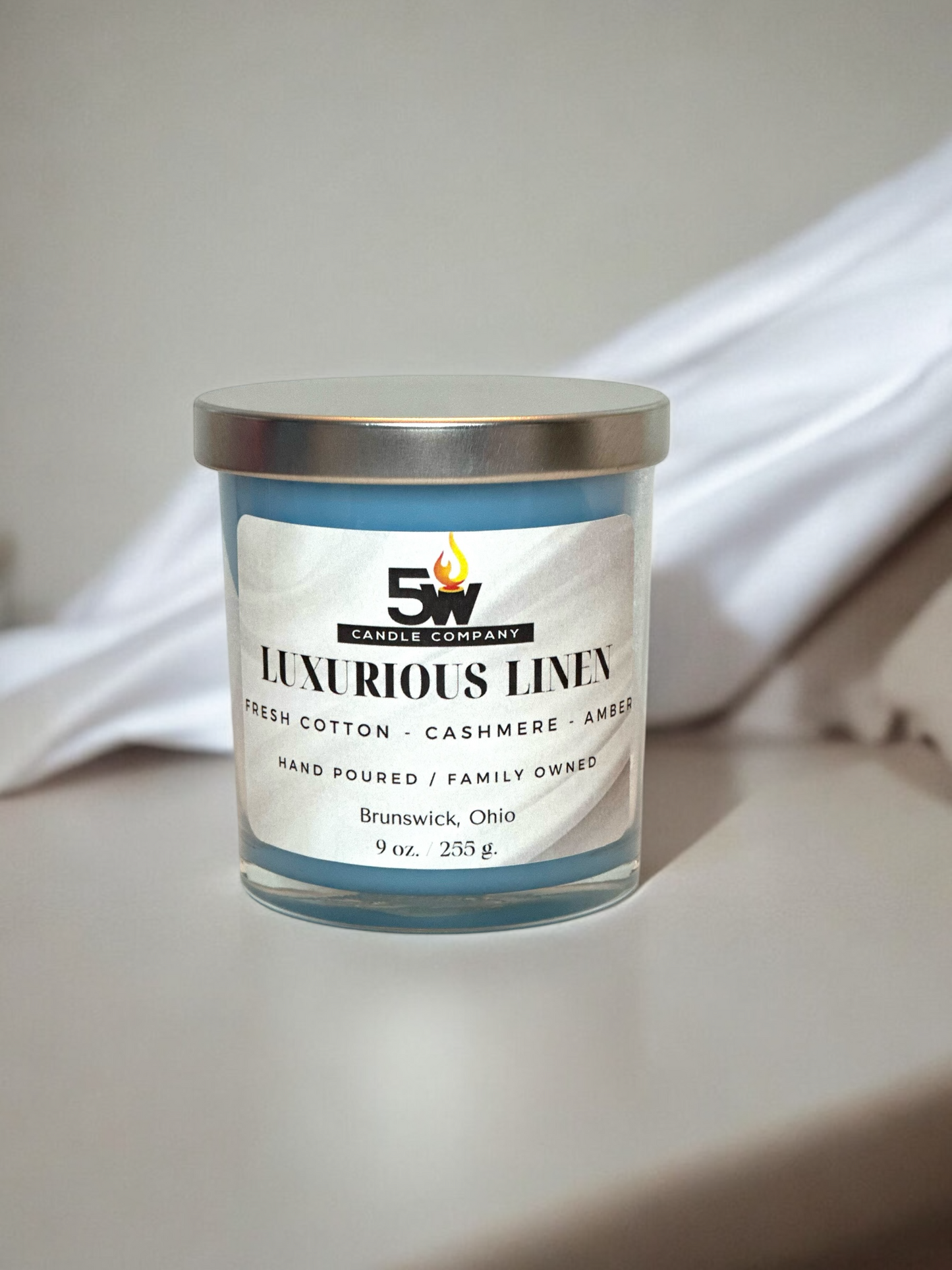 Luxurious linen 9 ounce candle